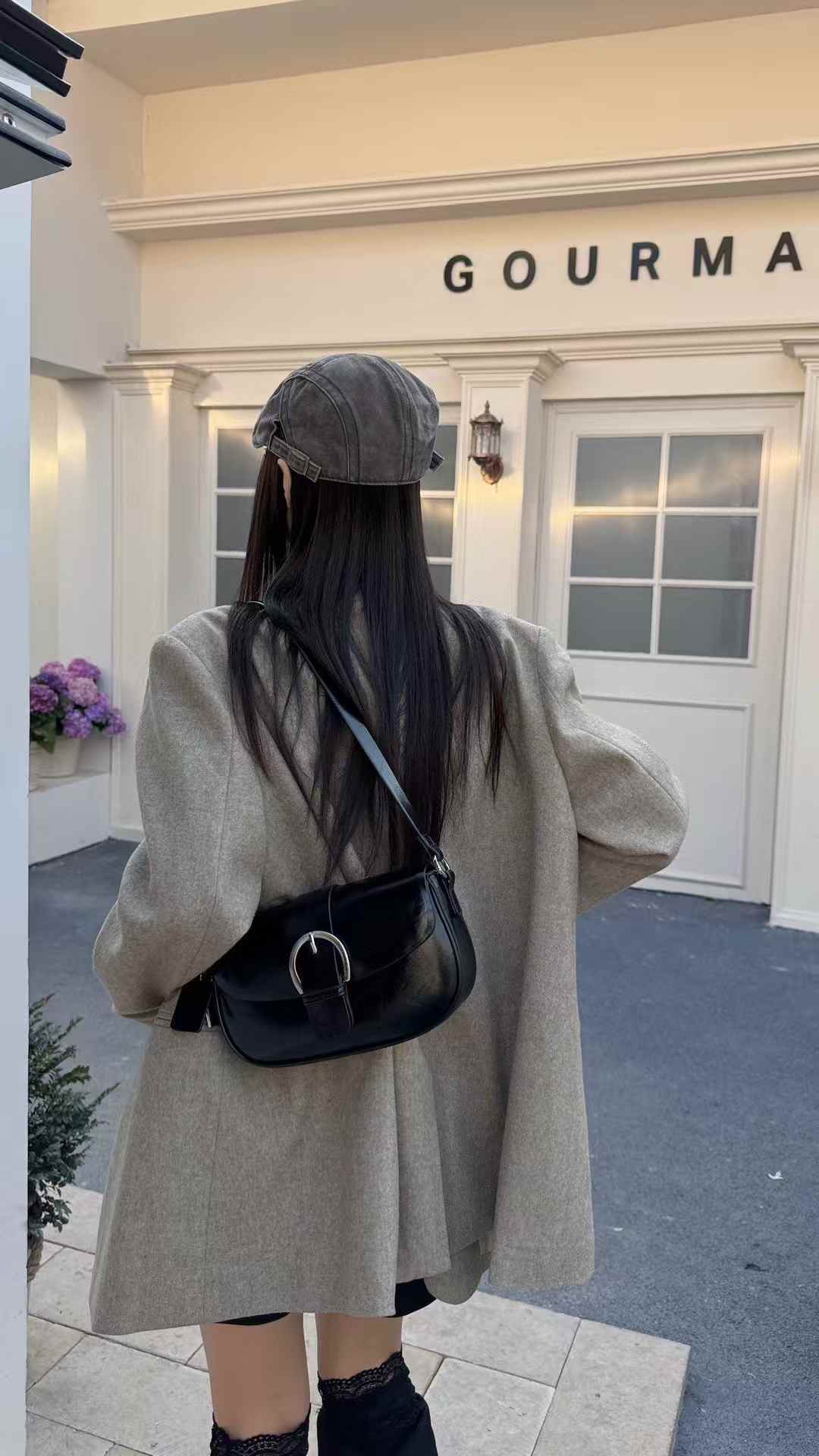 حقيبة كتف نسائية عصرية صغيرة الحجم لون اسود لامع