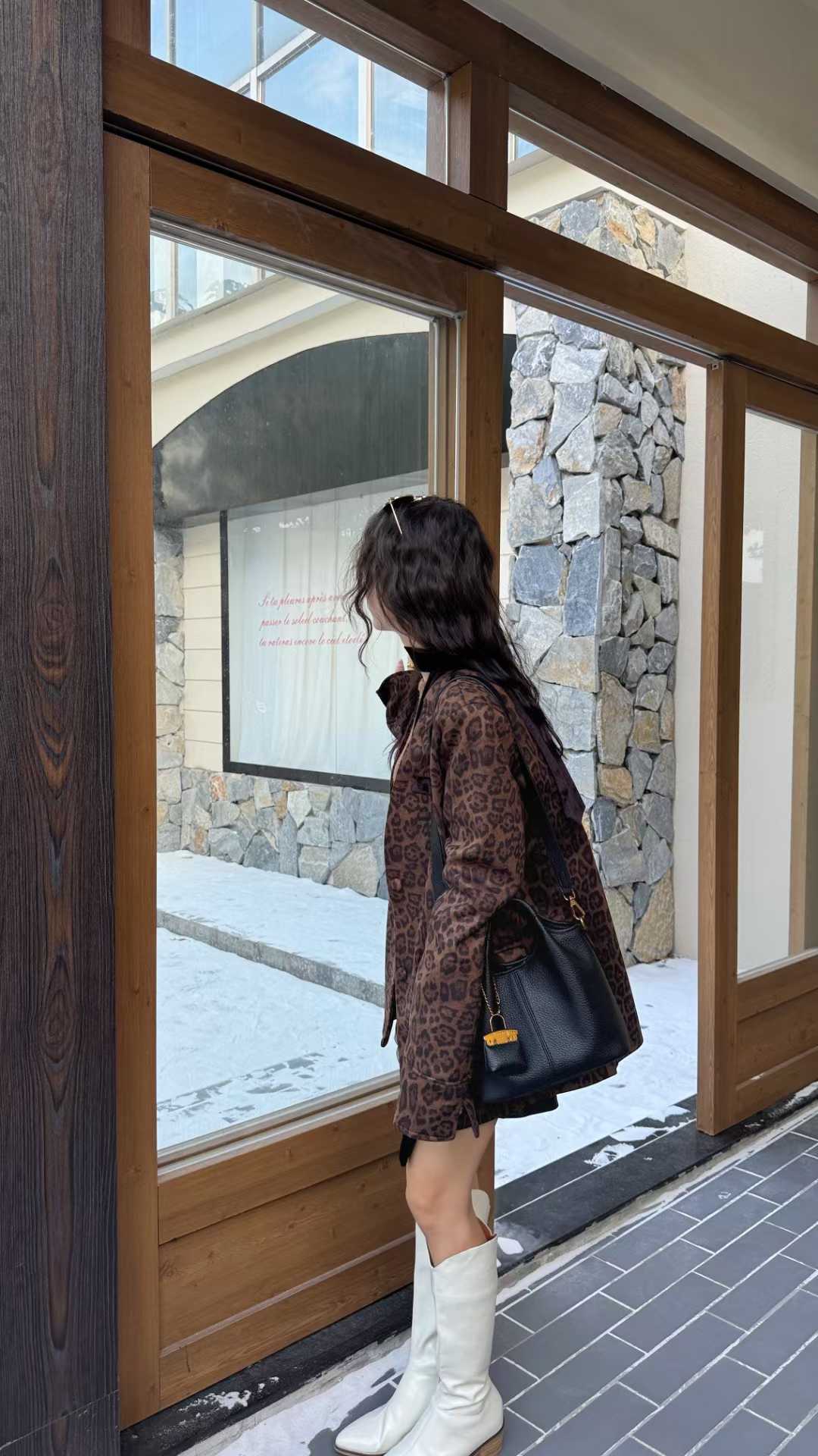 حقيبة يد نسائية كبيرة الحجم لون اسود بها حزام قابل للتعديل