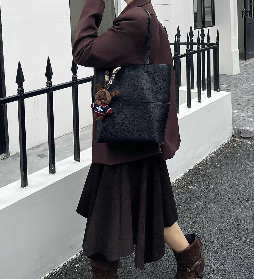 حقيبة كتف نسائية كبيرة الحجم تصميم توتي لون اسود - KSA