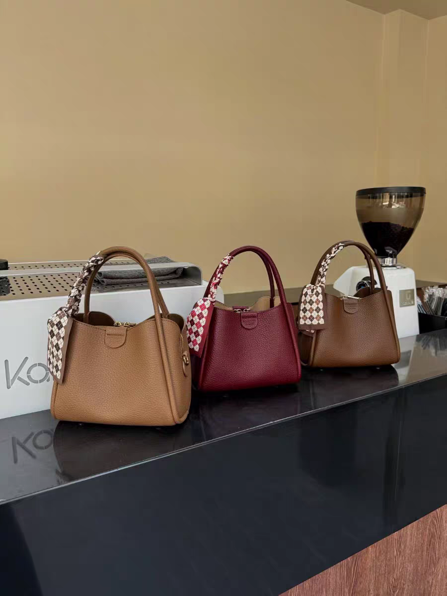 حقيبة يد نسائية كبيرة الحجم لون عنابي بها شريط ستان وحزام قابل للتعديل - KSA