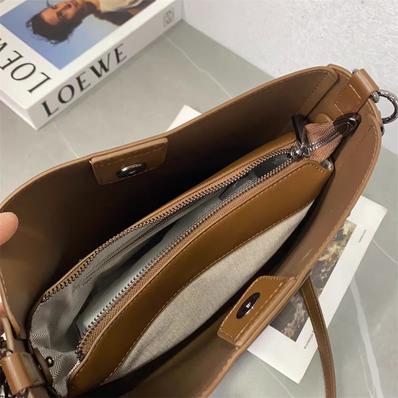 حقيبة كنف نسائية كروس بودي لون بني غامق حجم متوسط