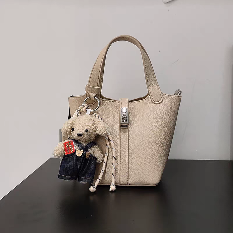 حقيبة يد صغيرة أنيقة على شكل دلو مع حليّة دب لون بيج - KSA