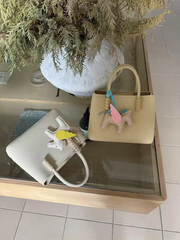 حقيبة يد نسائية صغيرة أنيقة مع حليّة حصان طائر لون بيج - KSA