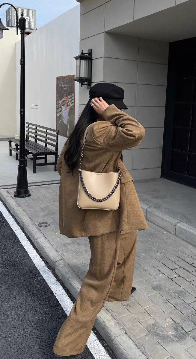 حقيبة كتف بيج كلاسيكية مع لمسة عصرية وسلسلة - KSA