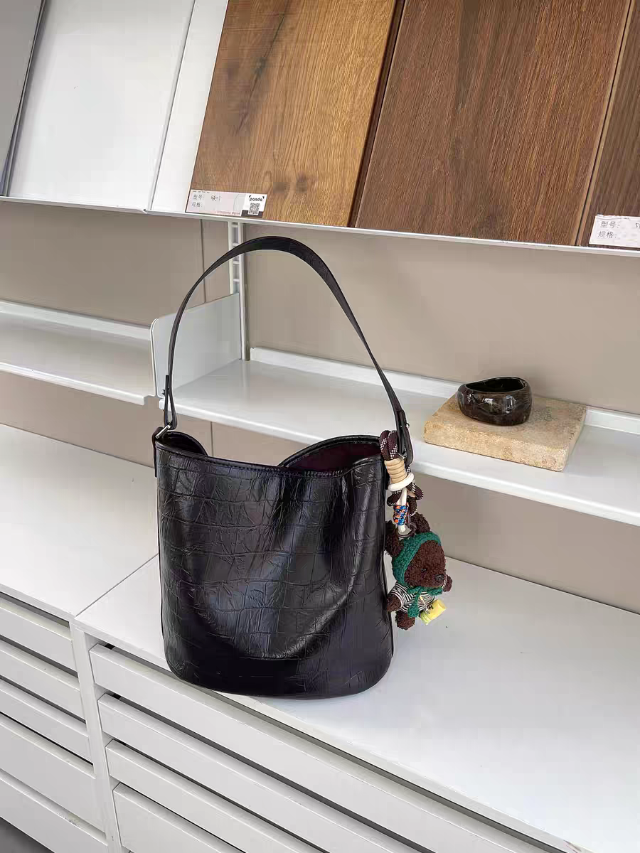 حقيبة كتف نسائية متوسطة الحجم جلد بارز لون أسود - KSA