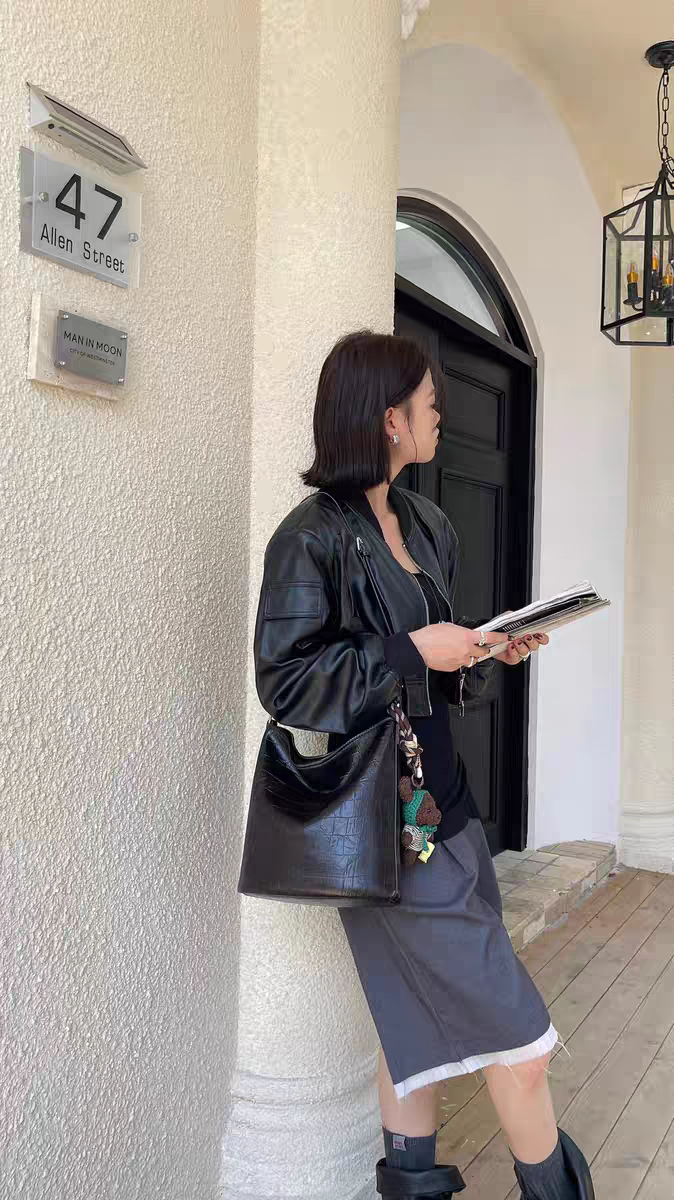 حقيبة كتف نسائية متوسطة الحجم جلد بارز لون أسود - KSA