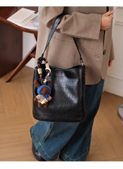 حقيبة كتف نسائية متوسطة الحجم جلد بارز لون أسود - KSA