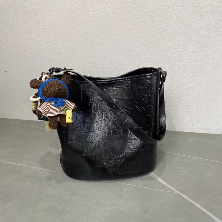 حقيبة كتف نسائية متوسطة الحجم جلد بارز لون أسود - KSA