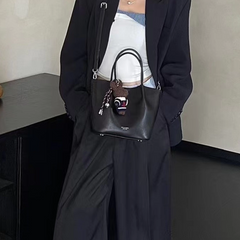 حقيبة يد نسائية متوسطة الحجم أنيقة مع حليّة دب لون اسود - KSA