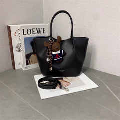 حقيبة يد نسائية متوسطة الحجم أنيقة مع حليّة دب لون اسود - KSA