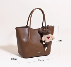 حقيبة يد نسائية متوسطة الحجم أنيقة مع حليّة دب لون بني - KSA