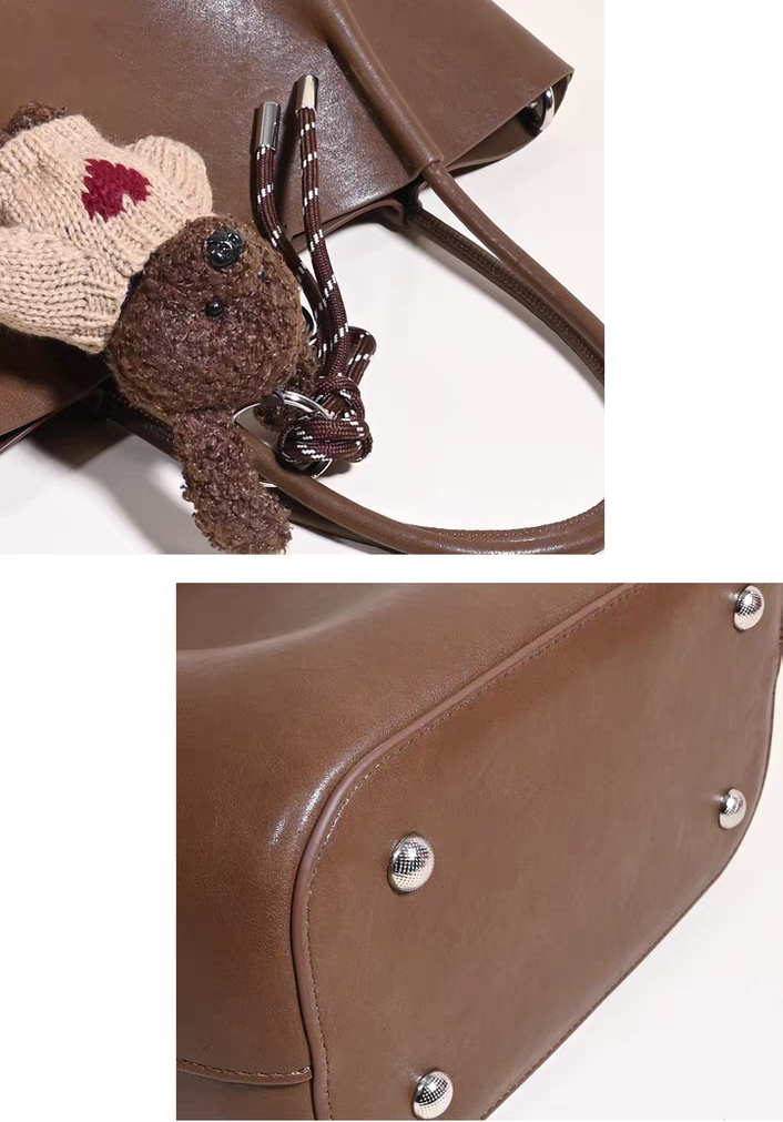 حقيبة يد نسائية متوسطة الحجم أنيقة مع حليّة دب لون بني - KSA