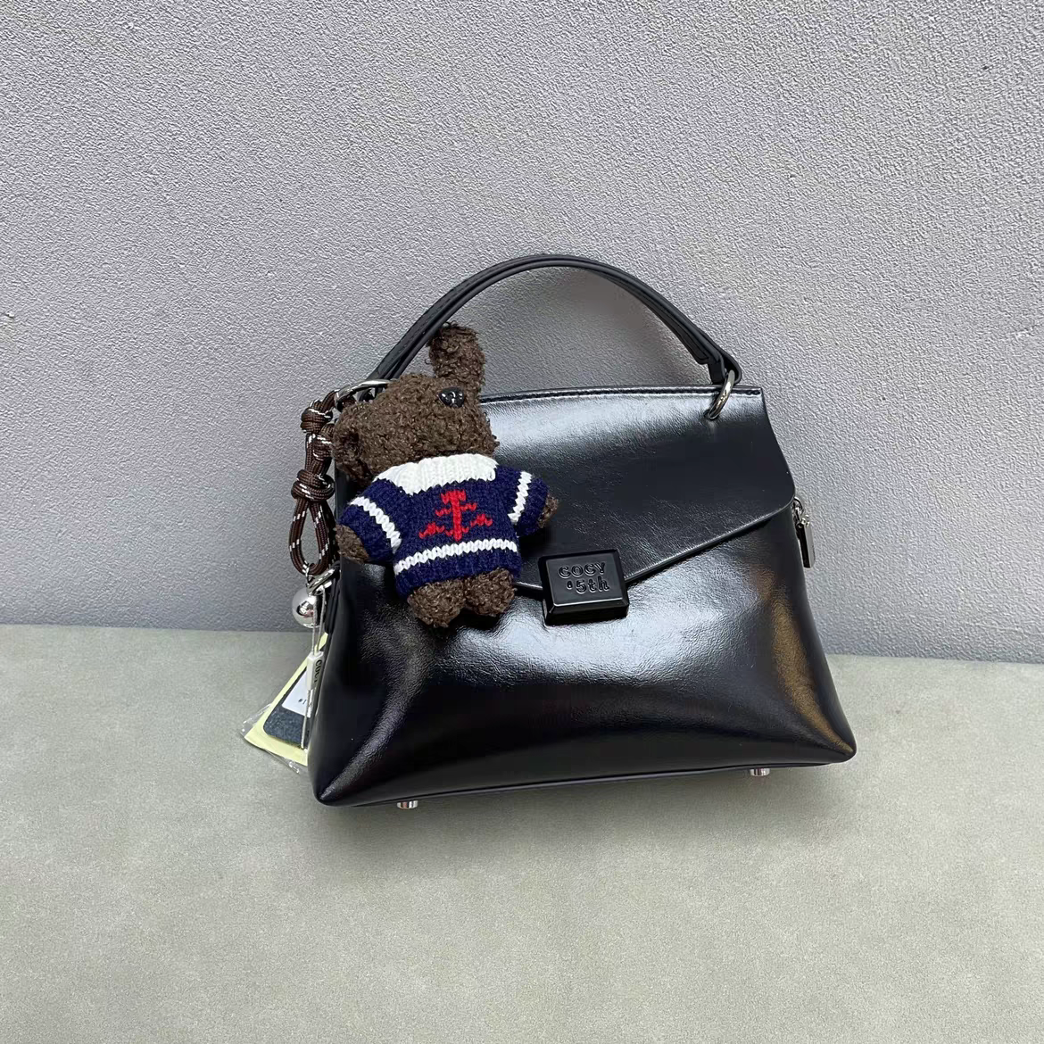 حقيبة يد نسائية صغيرة الحجم مع تعليقة دب لون اسود - KSA