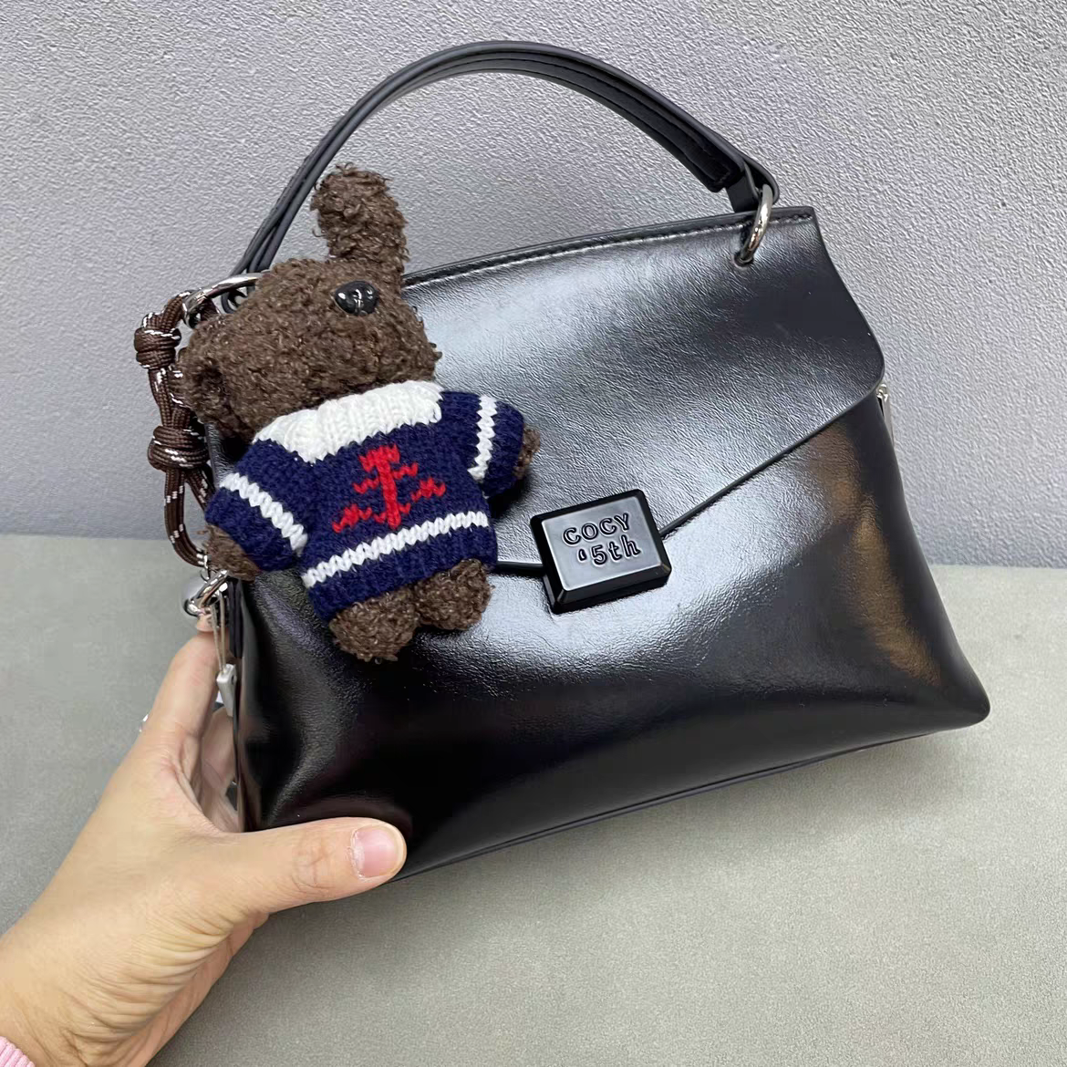 حقيبة يد نسائية صغيرة الحجم مع تعليقة دب لون اسود - KSA