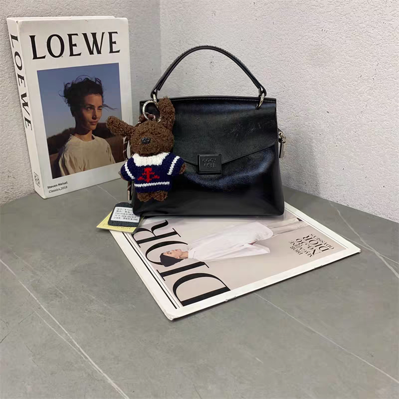 حقيبة يد نسائية صغيرة الحجم مع تعليقة دب لون اسود - KSA