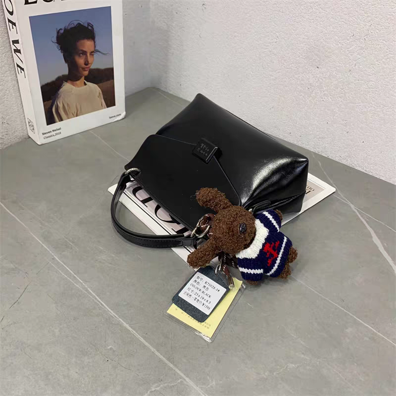 حقيبة يد نسائية صغيرة الحجم مع تعليقة دب لون اسود - KSA