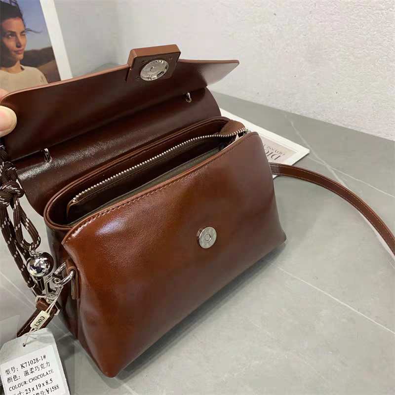 حقيبة يد نسائية صغيرة الحجم مع تعليقة دب لون اسود - KSA