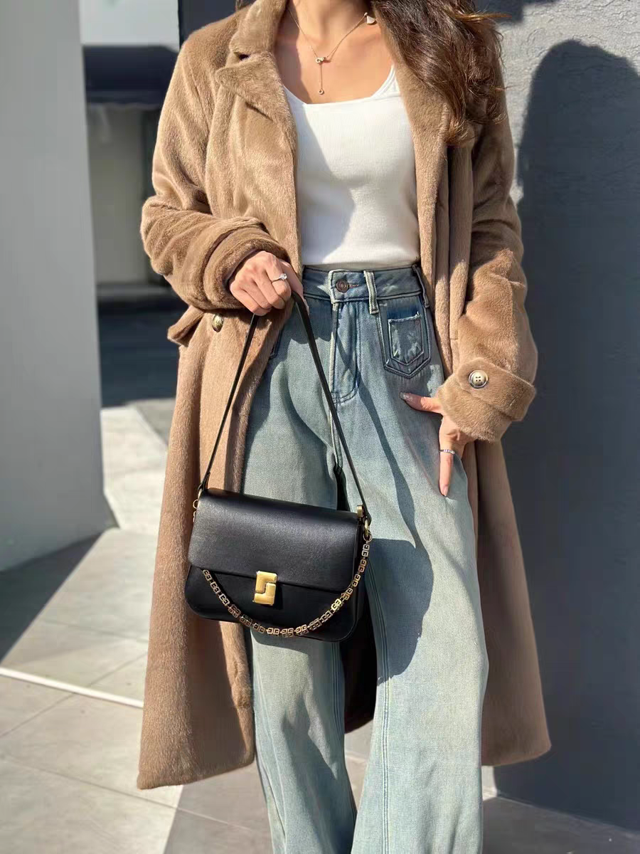 حقيبة يد أنيقة بتصميم عصري متوسطة الحجم لون اسود مع سلسلة فضية - KSA