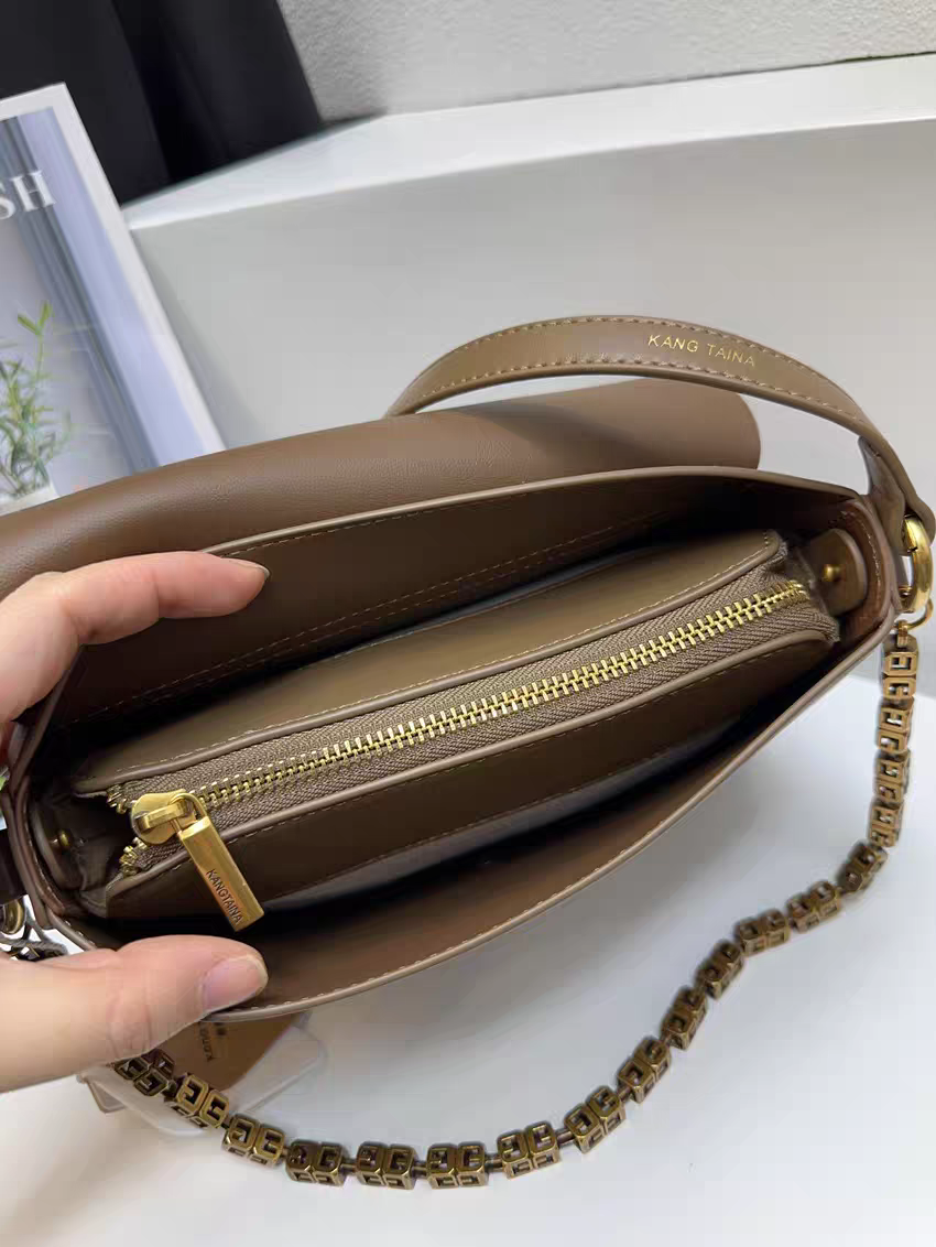 حقيبة يد أنيقة بتصميم عصري متوسطة الحجم لون عنابي مع سلسلة فضية - KSA