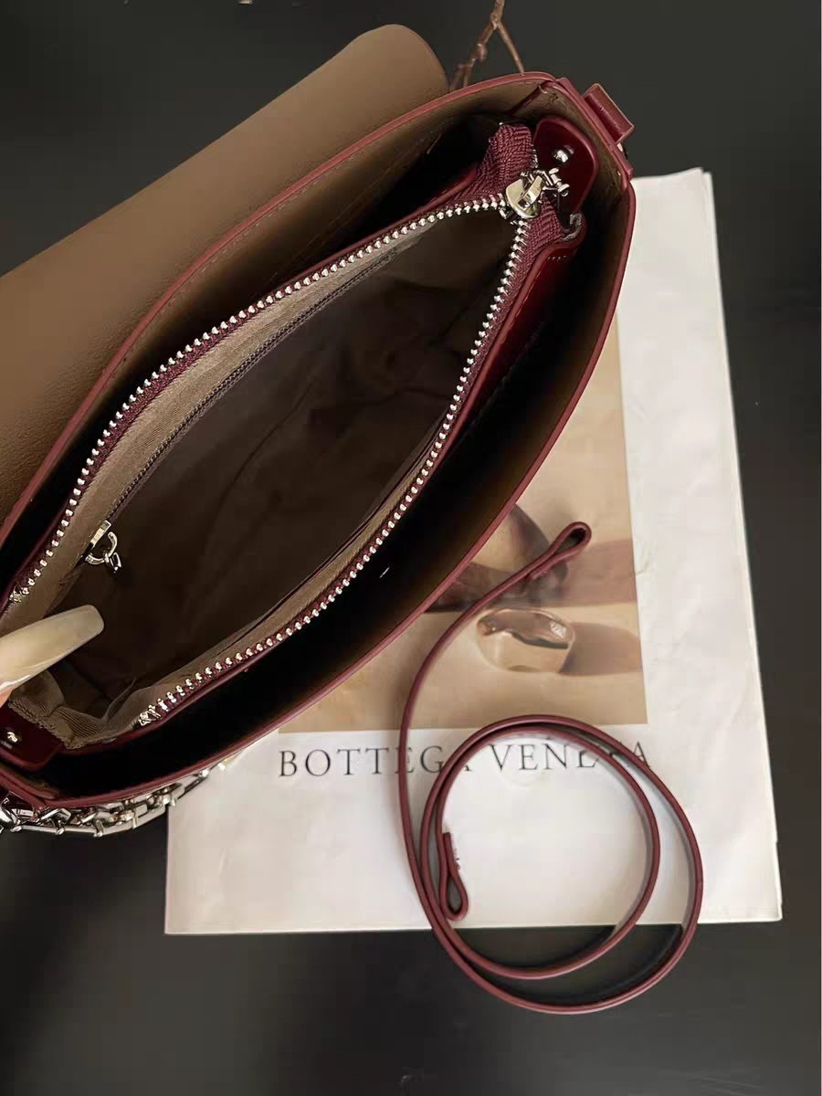 حقيبة يد أنيقة بتصميم عصري متوسطة الحجم لون عنابي مع سلسلة فضية - KSA