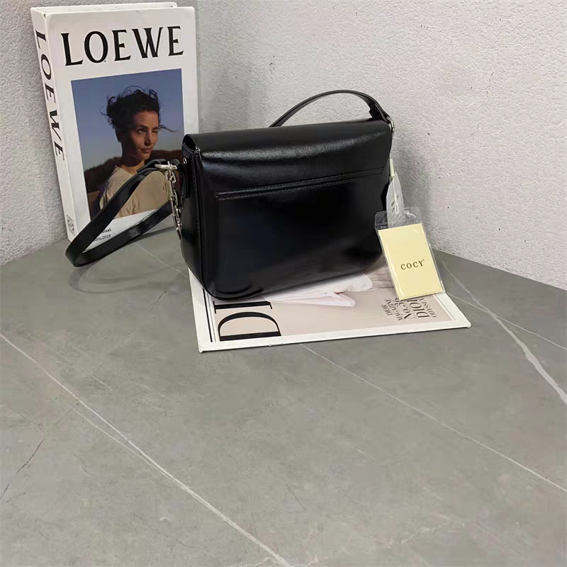 حقيبة يد أنيقة بتصميم عصري متوسطة الحجم لون اسود مع سلسلة فضية - KSA