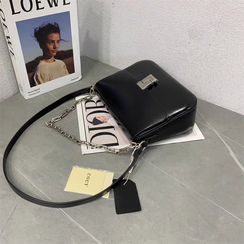 حقيبة يد أنيقة بتصميم عصري متوسطة الحجم لون اسود مع سلسلة فضية - KSA