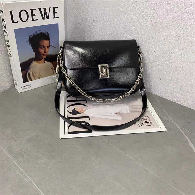 حقيبة يد أنيقة بتصميم عصري متوسطة الحجم لون اسود مع سلسلة فضية - KSA