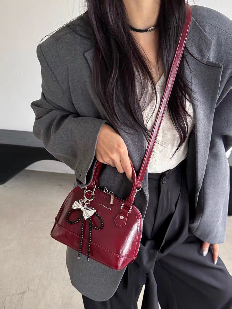 حقيبة يد نسائية صغيرة الحجم تصميم دوم لون عنابي - KSA