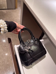 حقيبة يد نسائية صغيرة الحجم تصميم دوم لون اسود - KSA