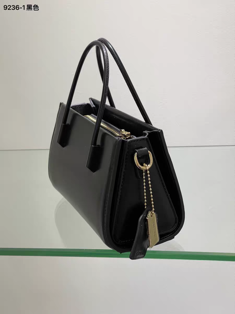 حقيبة يد أنيقة متوسطة الحجم لون اسود وحزام كتف - KSA