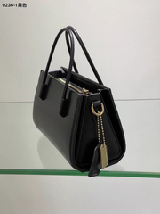 حقيبة يد أنيقة متوسطة الحجم لون اسود وحزام كتف - KSA