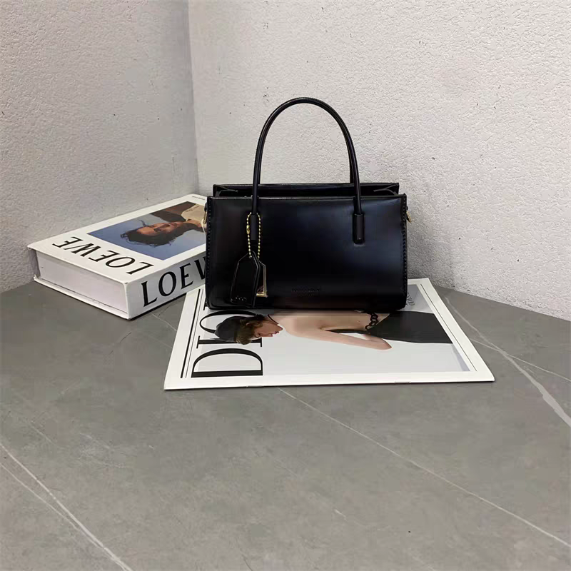 حقيبة يد أنيقة متوسطة الحجم لون اسود وحزام كتف - KSA